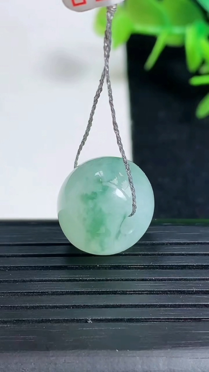 天然A货翡翠冰种飘花路路通吊坠尺寸15.6-11.9重量:5.87g
3月18日