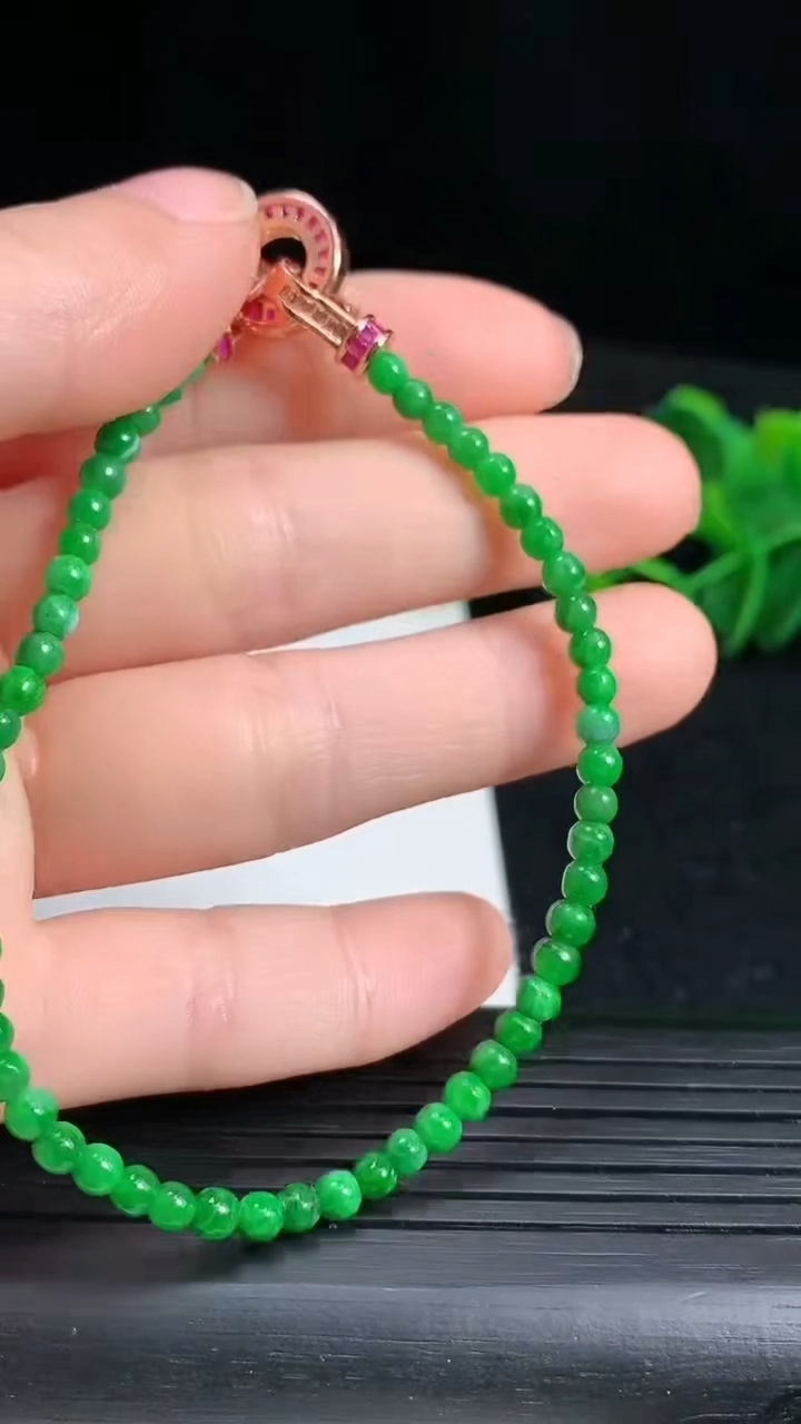 天然A货翡翠小米圆珠手串，尺寸3.5重量:5.34g3月18日
工厂直销收藏佳品,种好水足，色泽均匀，有种有色，上手高大气！