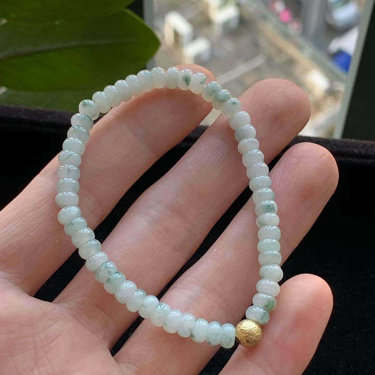 A货天然翡翠冰糯种飘花算盘珠手链52颗重量10.73
3月18日