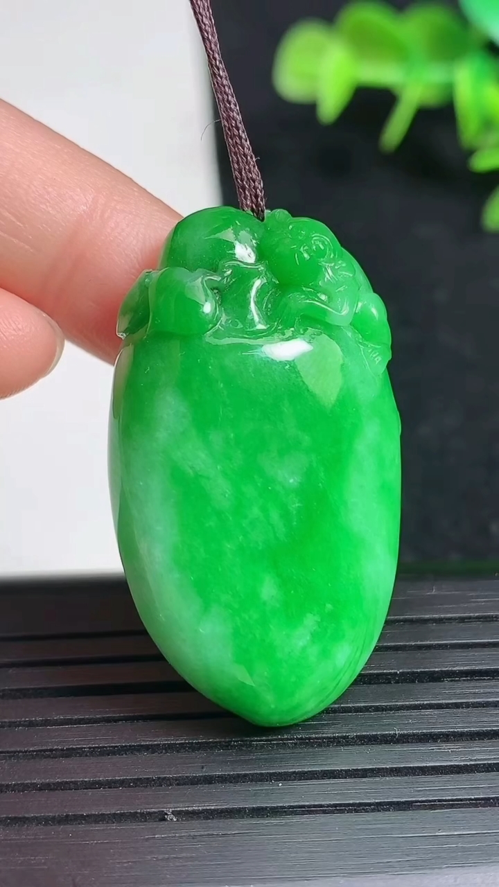 天然A货翡翠福瓜吊坠，尺寸36.3-21-9，重量:13.51g
3月18日