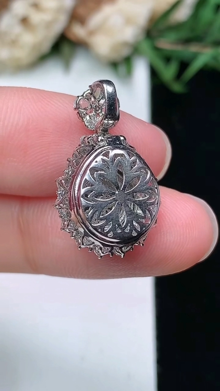 天然A货翡翠蛋面吊坠，尺寸21.3-13.7-11，裸石9，重量:2.85g
3月18日