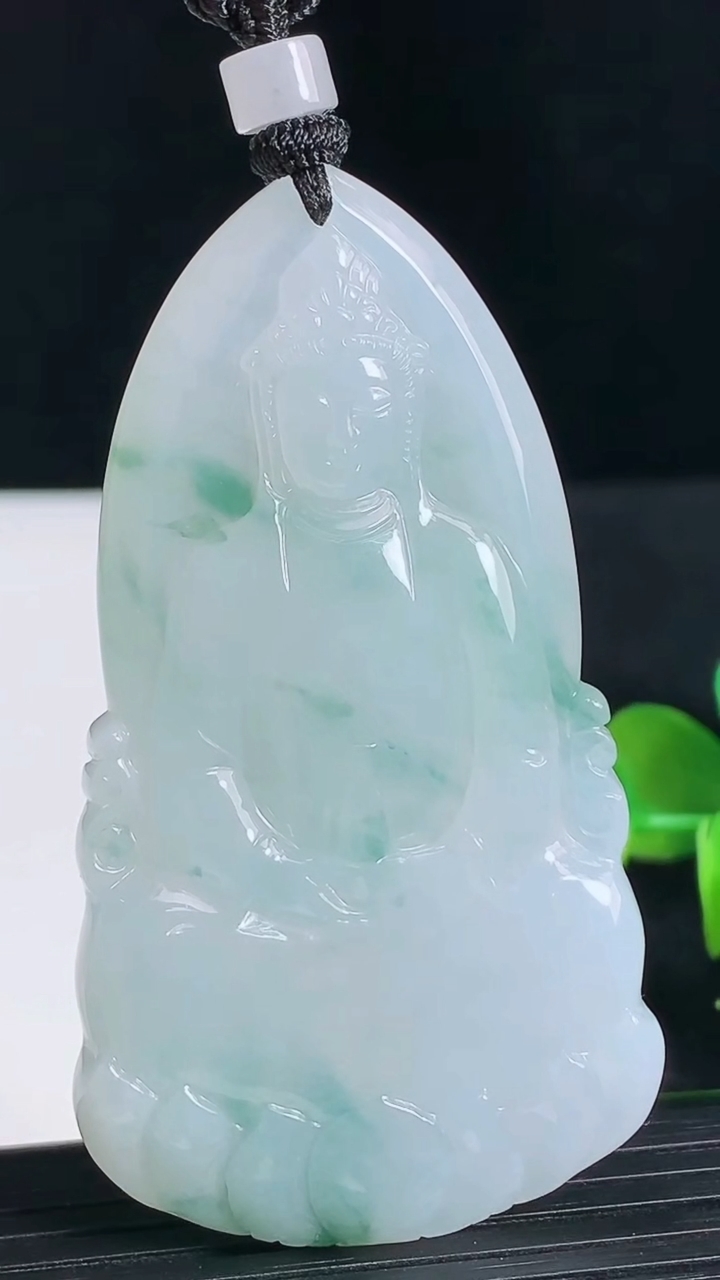 天然A货翡翠种飘花观音菩萨吊坠尺寸63-35.1-5.7重量:30.15g
3月18日