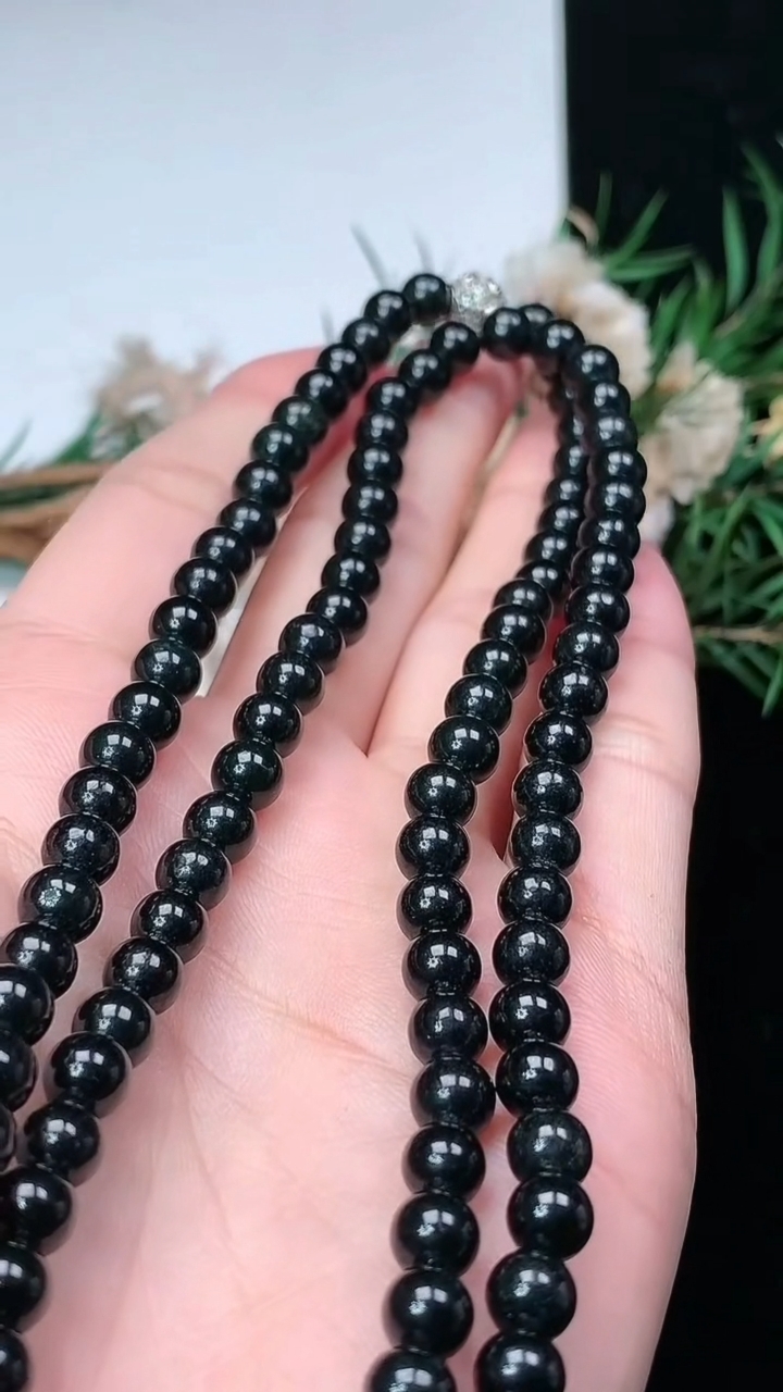 天然A货翡翠墨翠圆珠项链，尺寸5.6-112颗，重量:35.29g
3月18日