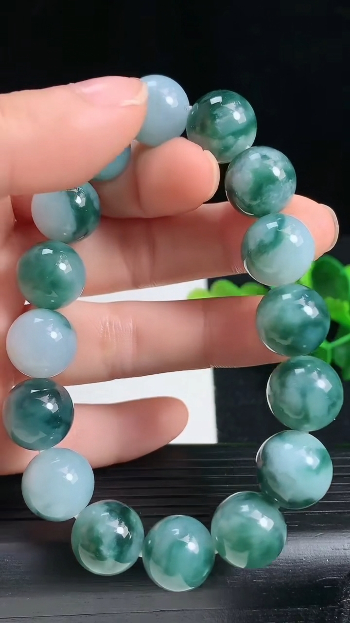 天然A货翡翠飘花圆珠手串尺寸12.3-16颗重量:55.36g3月18日
工厂直销收藏佳品,种好水足，色泽均匀，有种有色，上手高大气！