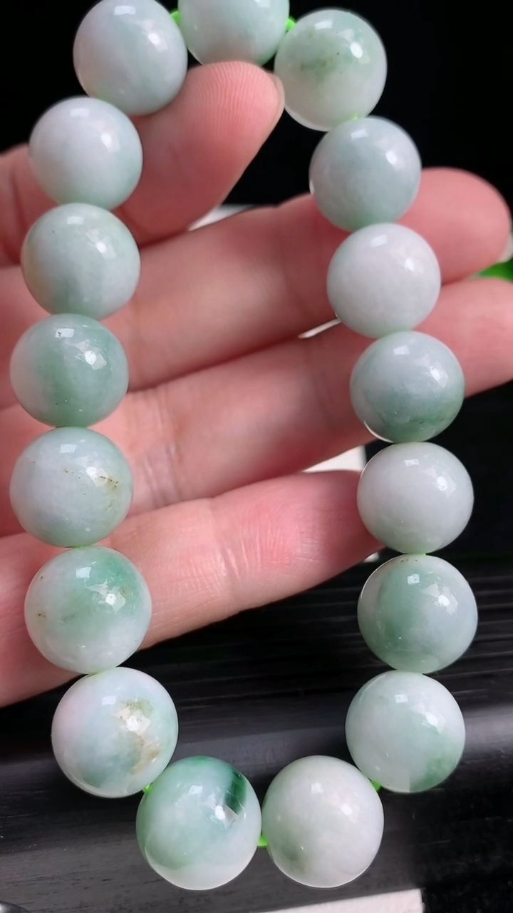 天然A货翡翠圆珠手串尺寸12.6-17颗重:57.77g3月18日
工厂直销收藏佳品,种好水足，色泽均匀，有种有色，上手高大气！
93