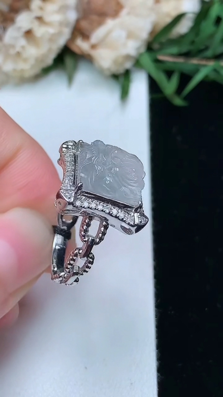 天然A货翡翠白冰龙牌戒指，尺寸16.6-9.8-9.9，重量:3.97g2026年3月18日
工厂直销收藏佳品,种好水足，色泽均匀，有种有色，上手高大气！