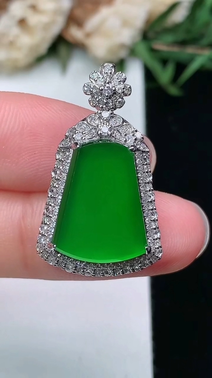 天然A货翡翠无事牌吊坠，尺寸27.2-16.2-8.6，裸石15.2-10.8，重量:4.60g
3