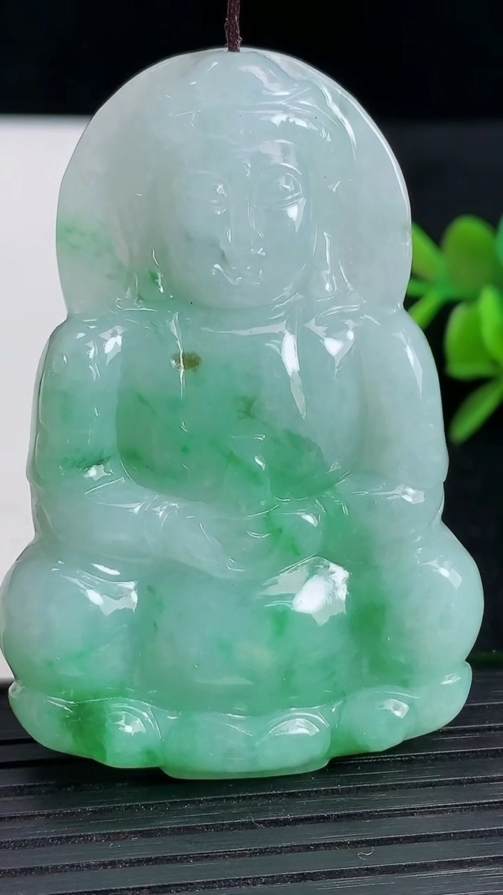 天然A货翡翠观音菩萨吊坠尺寸58.6-39.8-6.5重:27.27g
3月18日
614