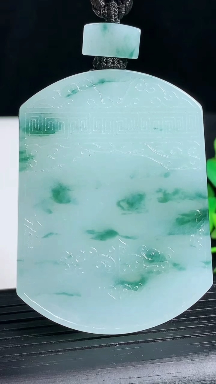 天然A货翡翠飘花仿古无事牌吊坠尺55.5-42.1-6.1重量:49.59g
3月18日