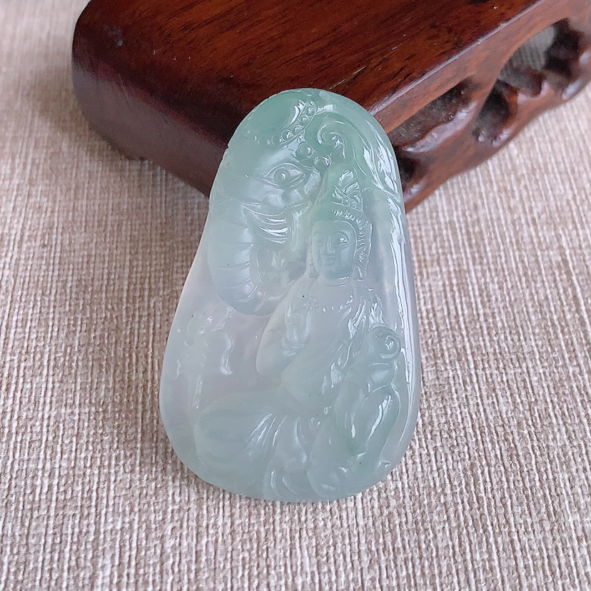 天然A货翡翠晴水普贤菩萨吊坠 
尺寸43-26.5-7.2mm 重量15.56g 0317