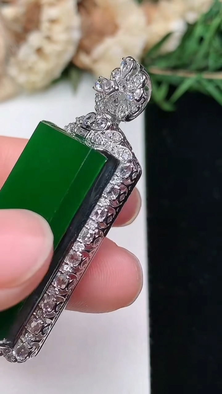 天然A货翡翠无事牌吊坠，尺寸48.3-17.5-11.3，裸石30-14，重量:11.26g
3月18日