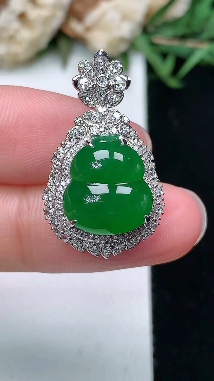 天然A货翡翠葫芦吊坠，尺寸26.5-15.9-10.8，裸石12.5-11.2，重量:4.58g
3