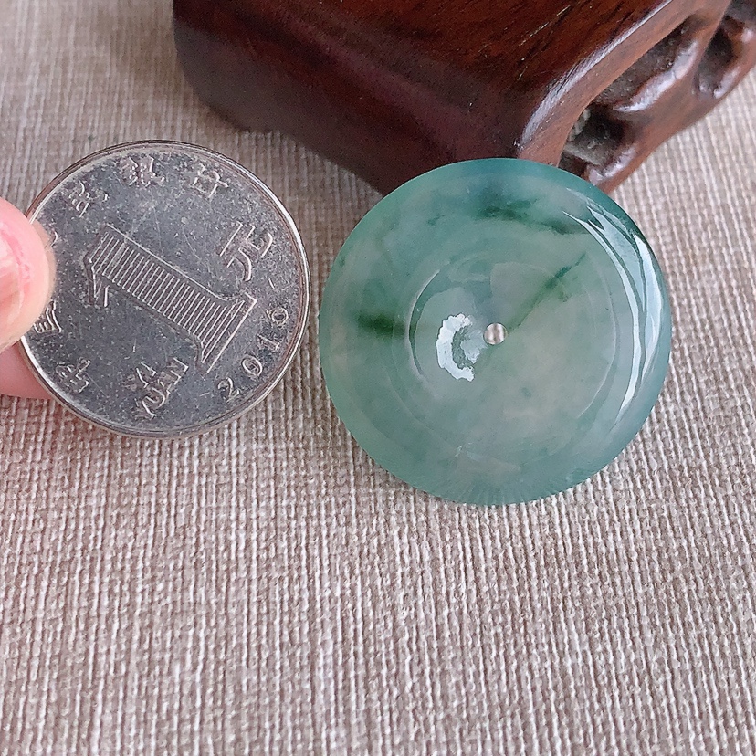 天然A货翡翠飘花平安扣吊坠 
尺寸29-5mm 重量9.72g 0317