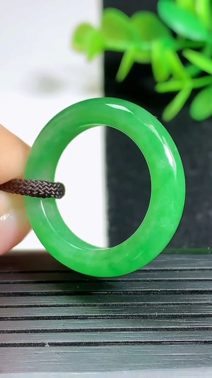 天然A货翡翠指环 戒指，尺寸18.8-5.3-4.2，重量:4.53g2026年3月18日
工厂直销收藏佳品,种好水足，色泽均匀，有种有色，上手高大气！