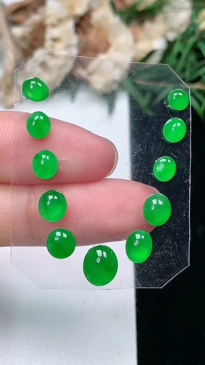 天然A货翡翠蛋面镶嵌件一手，尺寸7.3-6.2-2.3，重量:1.59g
3月18日