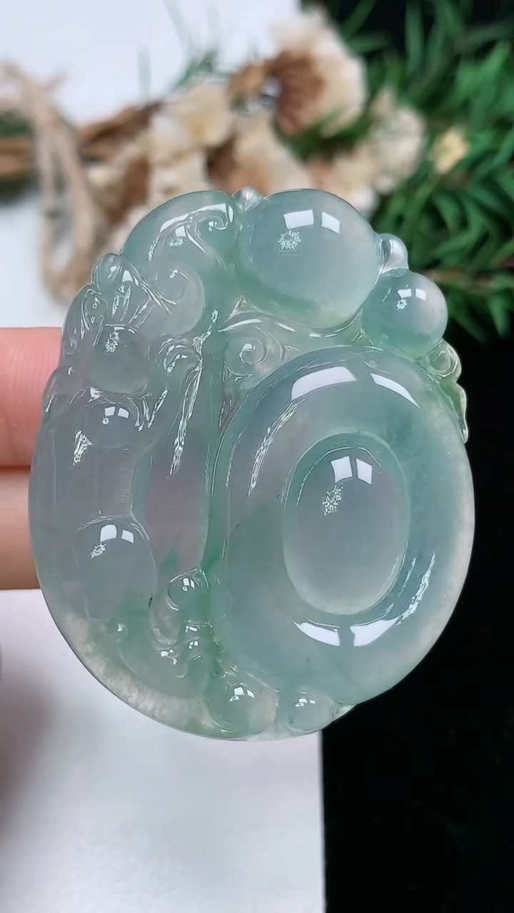 天然A货翡翠貔貅吊坠，尺寸48.9-39.2-8.8，重量:28.67g
3月18日