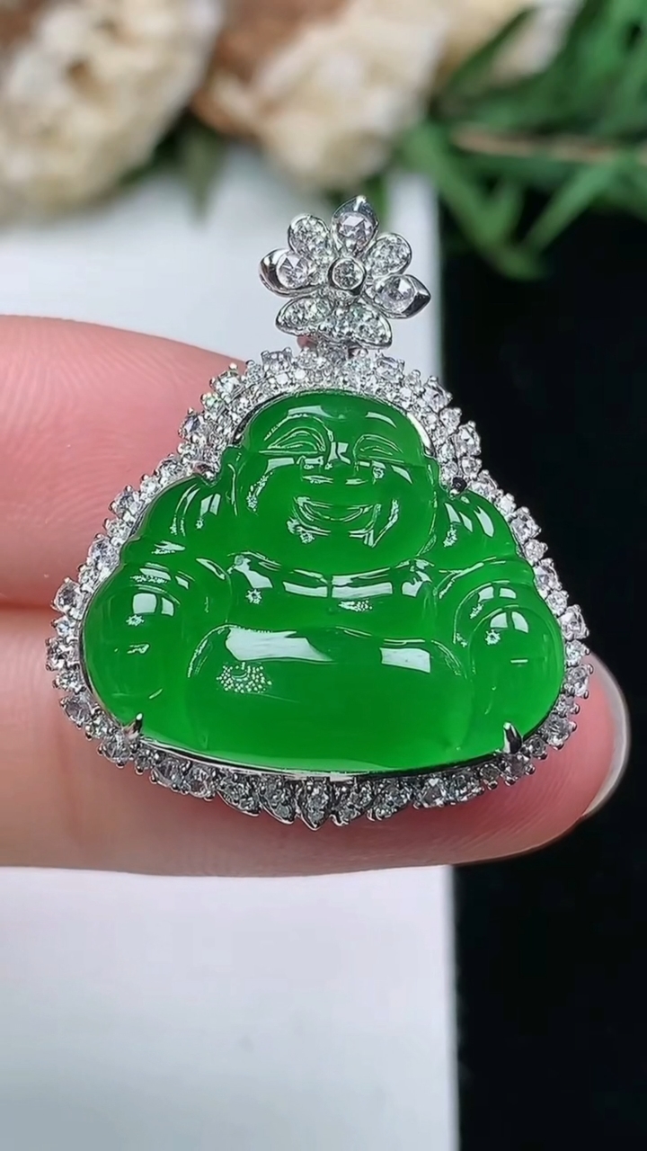 天然A货翡翠佛公吊坠，尺寸27.5-23.4-10，裸石15.9-19.9
3月18日