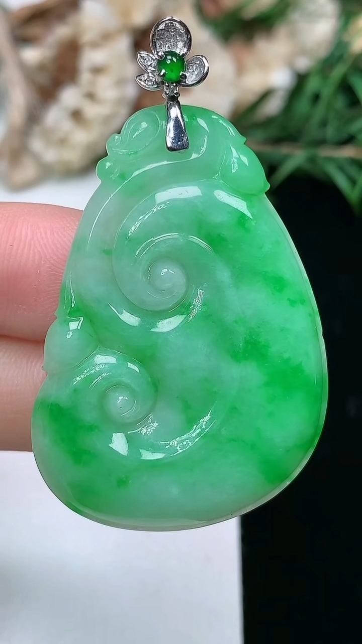 天然A货翡翠如意吊坠，尺寸40-28.6-4.3，重量:8.63g
3月18日