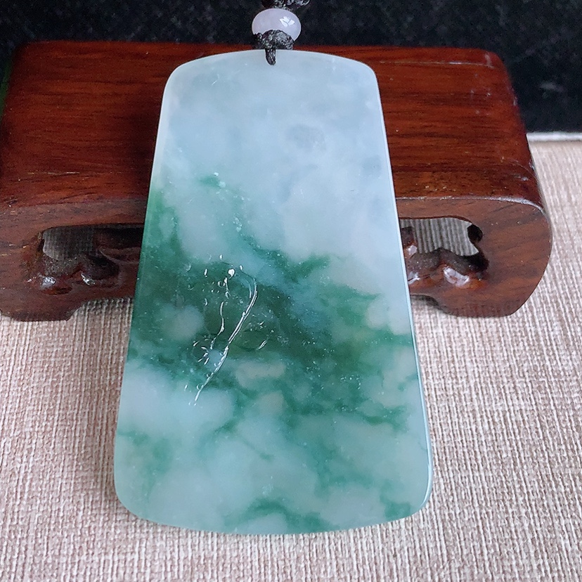 天然A货翡翠飘花大势至菩萨吊坠 
尺寸66.4-41.5-4.8mm 重量35.48g 0317