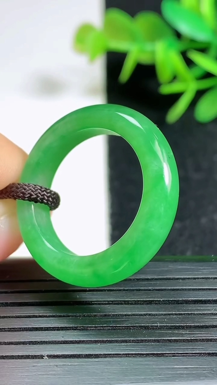 天然A货翡翠指环 戒指，尺寸18.8-5.3-4.2，重量:4.53g2026年3月18日
工厂直销