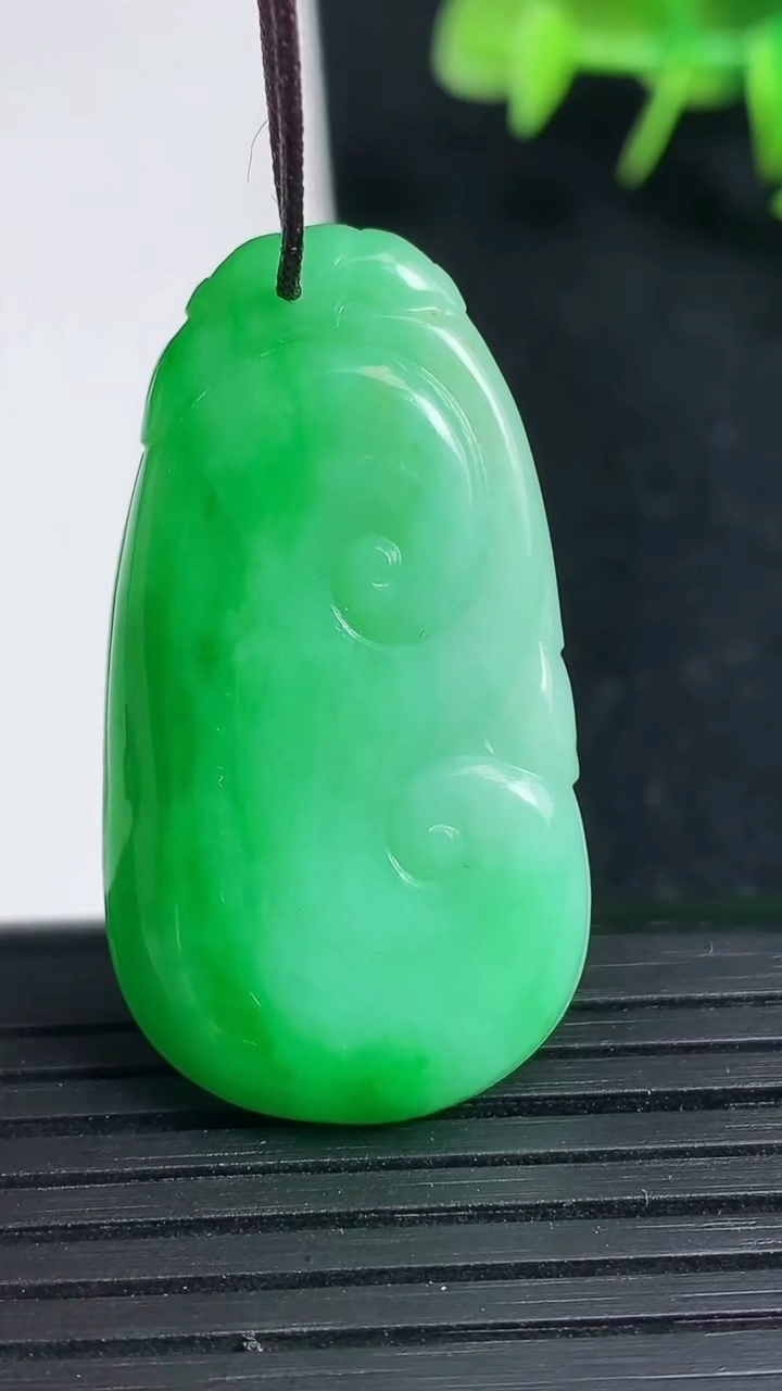 天然A货翡翠如意吊坠，尺寸37.3-20.3-4，重量:7.26g
3月18日