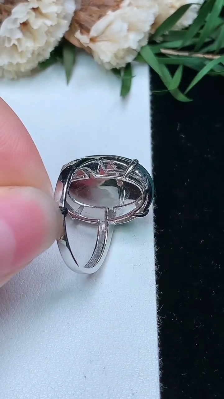 天然A货翡翠蓝水蛋面戒指，尺寸17.4-19-14.2，重量:5.41g2026年3月18日
工厂直销收藏佳品,种好水足，色泽均匀，有种有色，上手高大气！