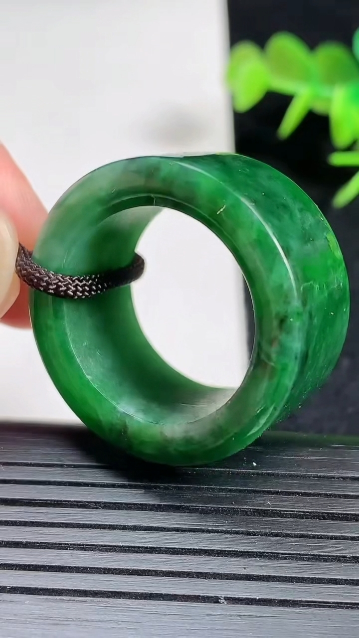 天然A货翡翠指环 扳指 戒指，尺寸22.7-15.6-5.2重量:21.38g2026年3月18日
工厂直销收藏佳品,种好水足，色泽均匀，有种有色，上手高大气！
