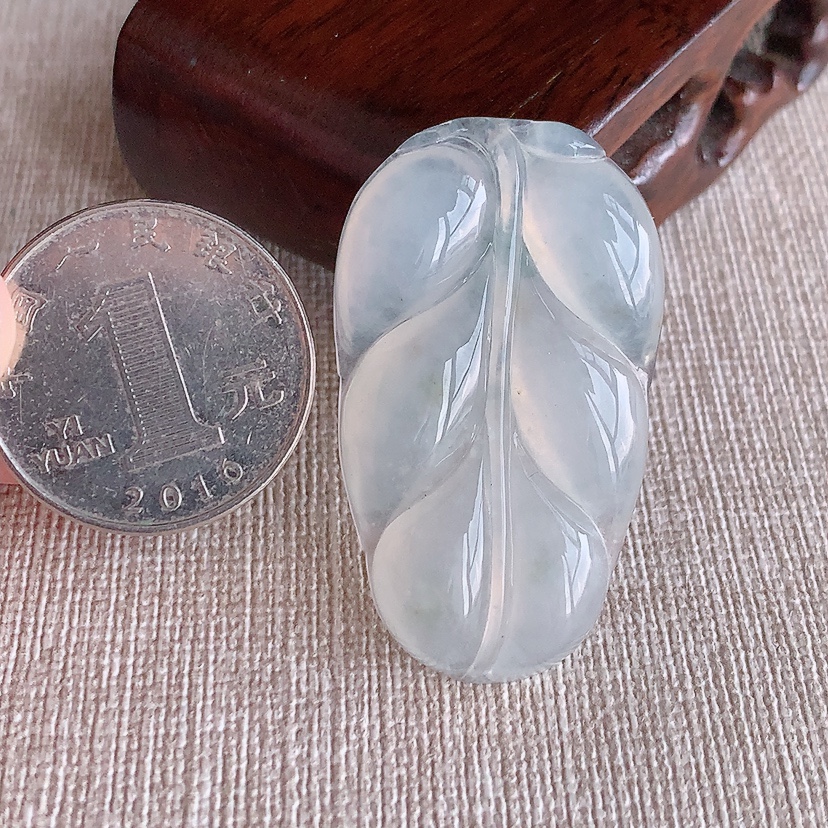 天然A货翡翠白月光叶子金枝玉叶吊坠 
尺寸41.3-24-5.4mm 重量10.38g 0317