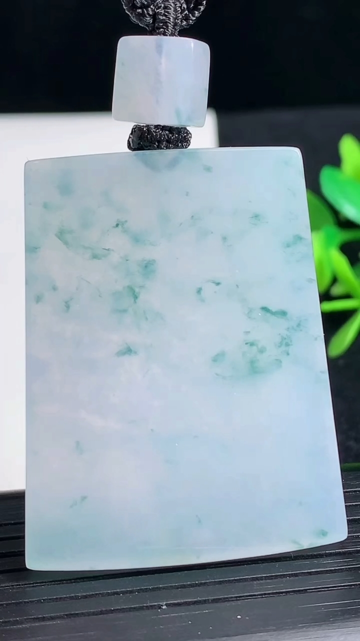 天然A货翡翠种飘花无事牌吊坠尺寸46.4-36.7-5.1重量:33.63g
3月18日