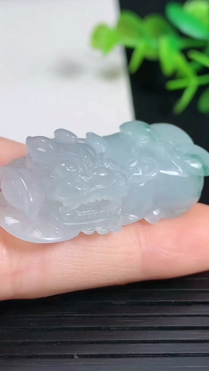 天然A货翡翠飘花霸王貔貅吊坠，尺寸38.2–18-12，重量:17.19g
3月18日