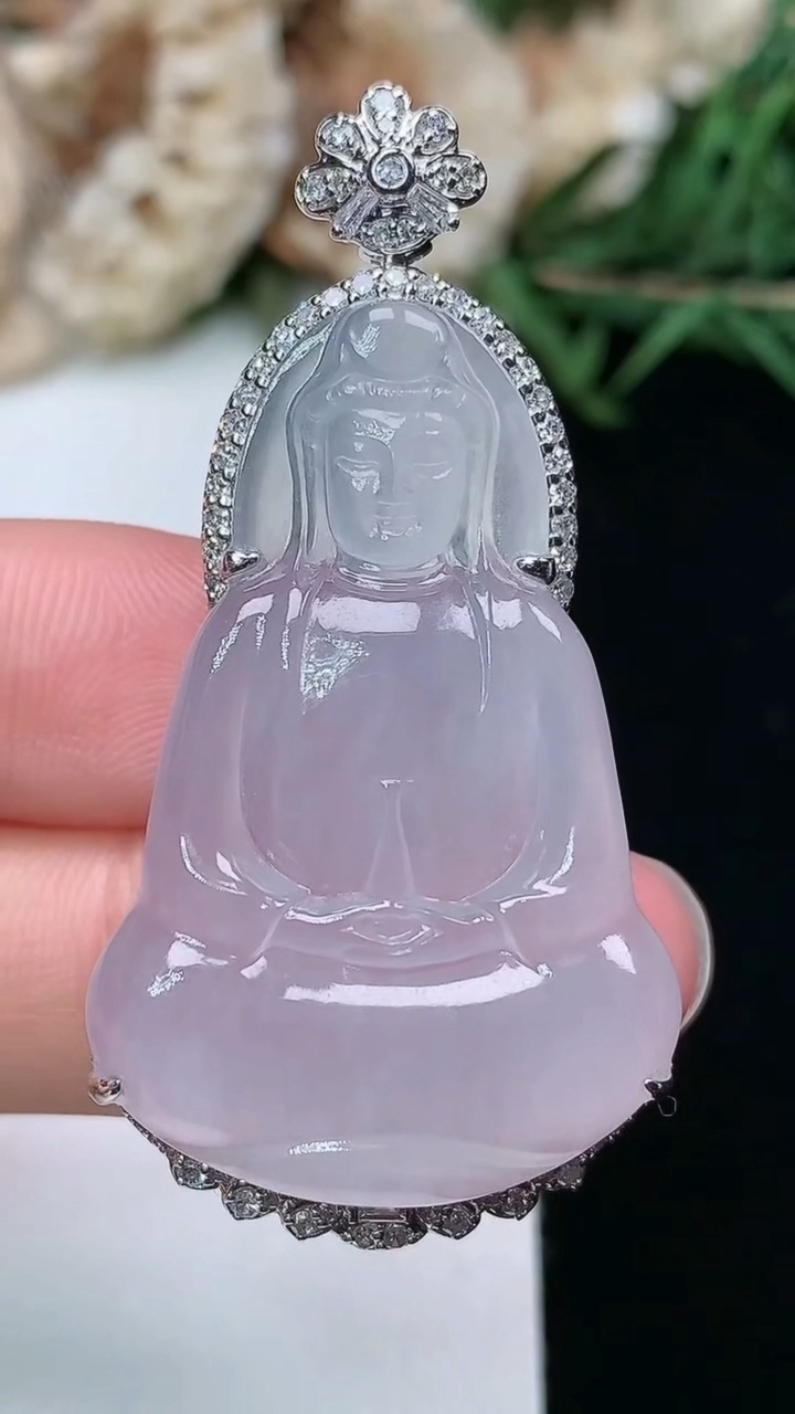 天然A货翡翠白冰素衣观音吊坠，尺寸47.2-35.6-23.4-9，重量:8.35g
3月18日