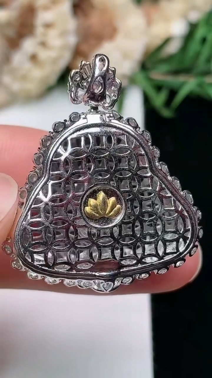 天然A货翡翠财神爷吊坠，尺寸33.9-28.8-12，裸石20-25.9，重量:10.15g
3月18日