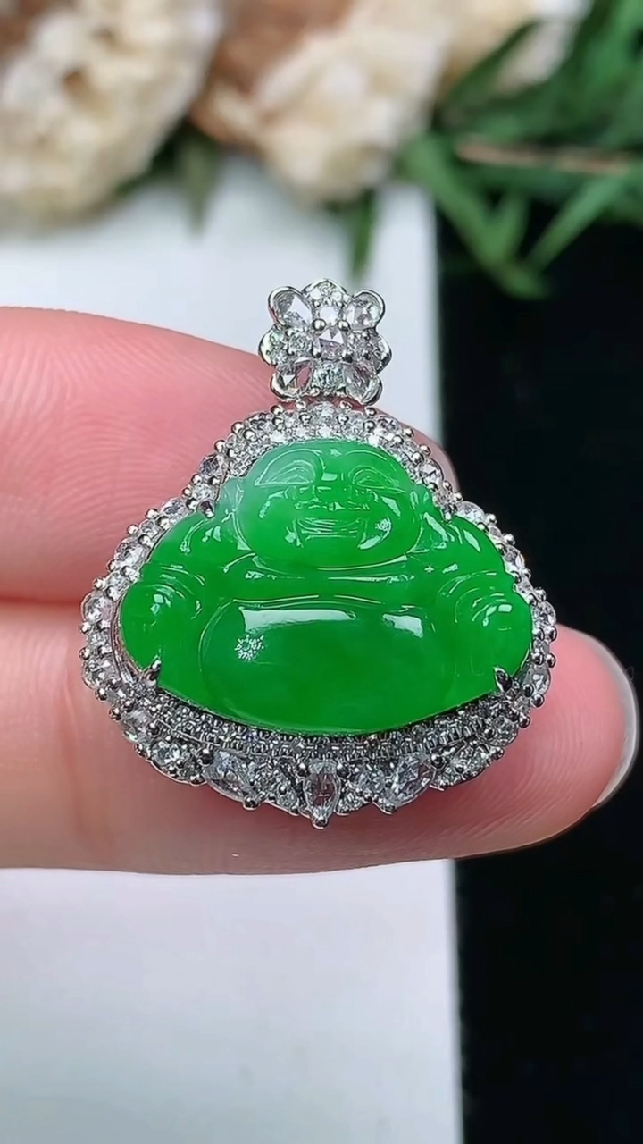 天然A货翡翠佛公吊坠，尺寸24.4-20.4-9.2，裸石12.3-17，重量:4.71g
3月18