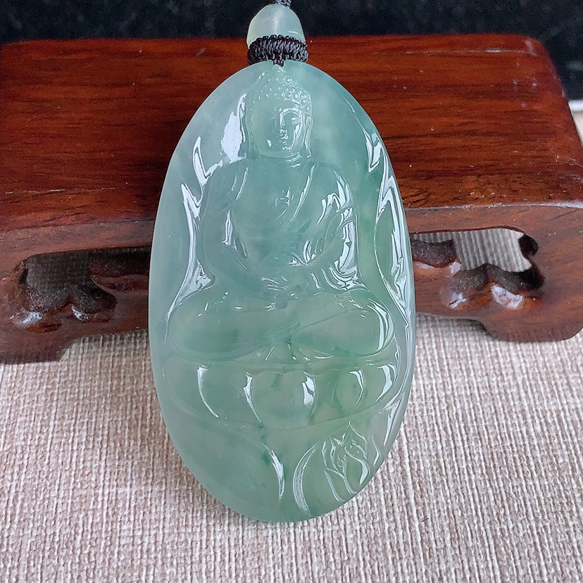 天然A货翡翠晴水飘花大日如来吊坠 
尺寸53.6-31.2-5mm 重量22.95g 0317