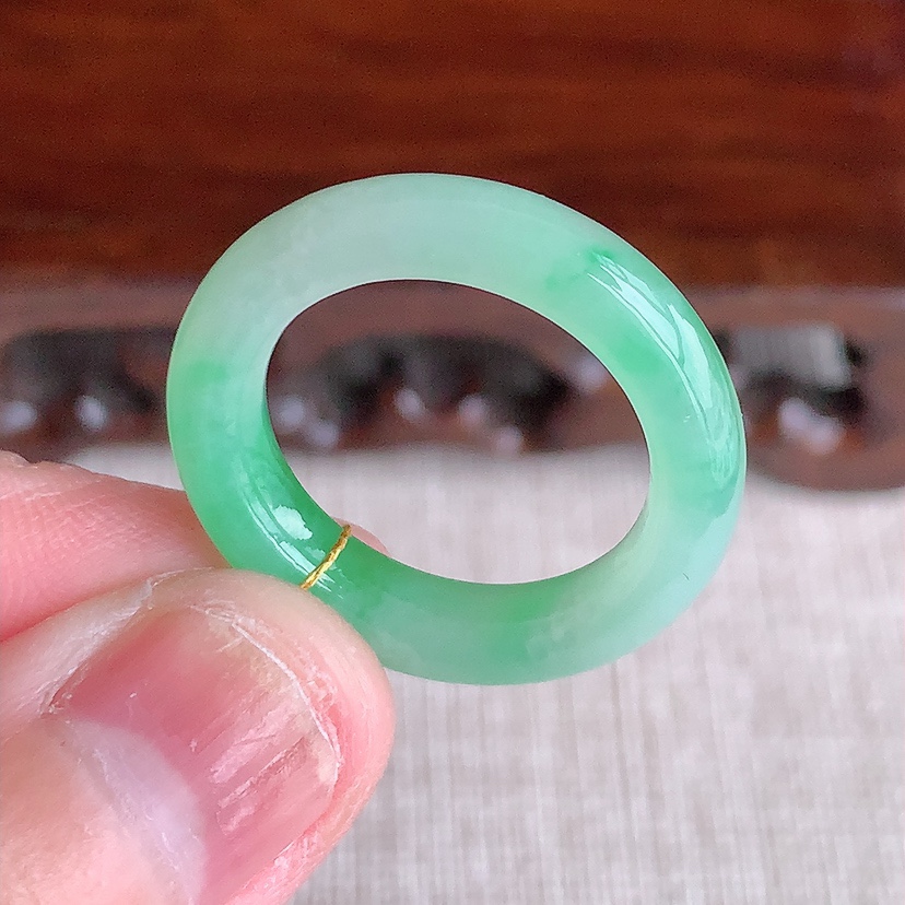 天然A货翡翠飘绿素面戒指 
尺寸17.8-4.7-4mm 重量3.74g 0317