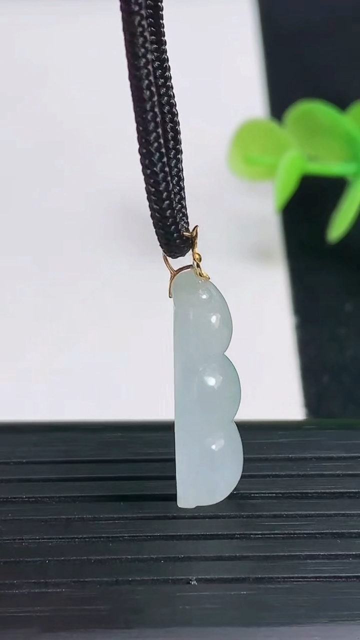 天然A货翡翠种飘花福豆吊坠尺寸23.7-9.6-6.1重量:2.58g
3月18日