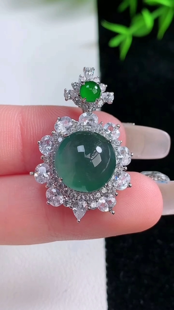 天然A货翡翠蛋面吊坠，尺寸32.2-21.6-9.6，裸石12重量:4.79g
3月18日