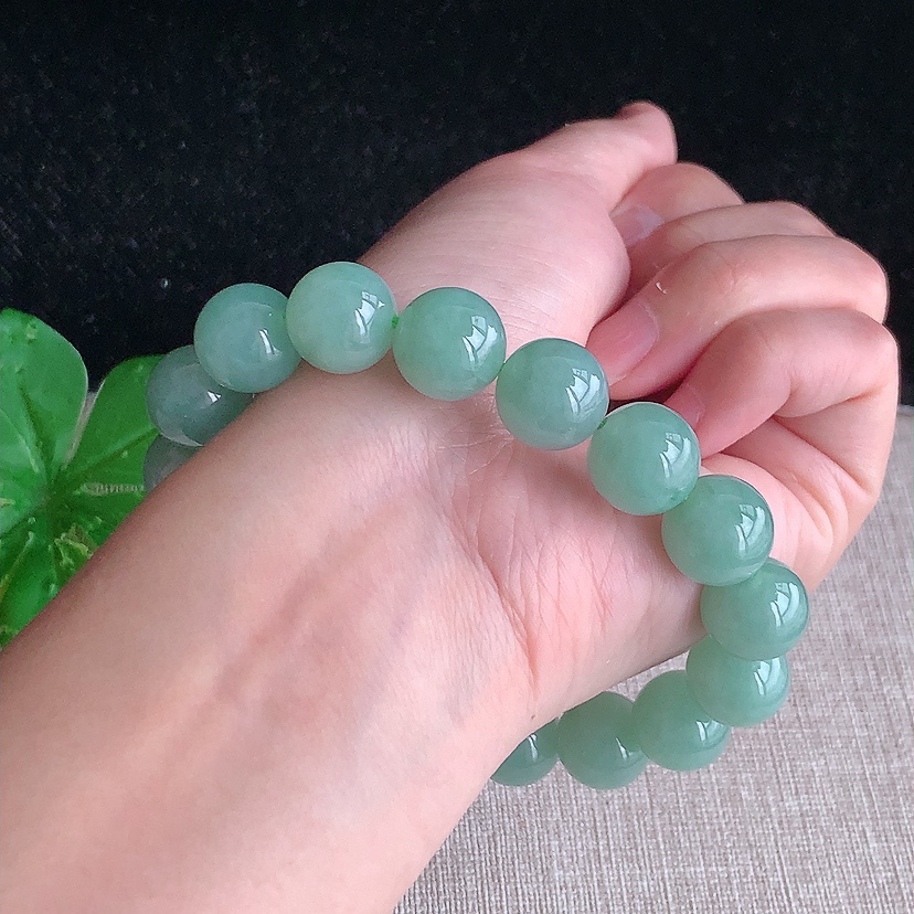 天然A货翡翠满绿圆珠佛珠手串17颗 
尺寸12.5mm 重量62.78g 0317