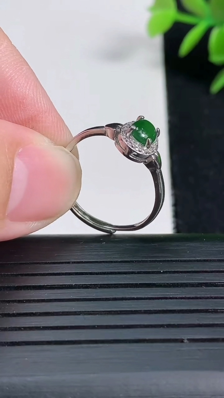 天然A货翡翠蛋面戒指尺寸5.8-4.5重:1.57g2026年3月18日
工厂直销收藏佳品,种好水足，色泽均匀，有种有色，上手高大气！
83