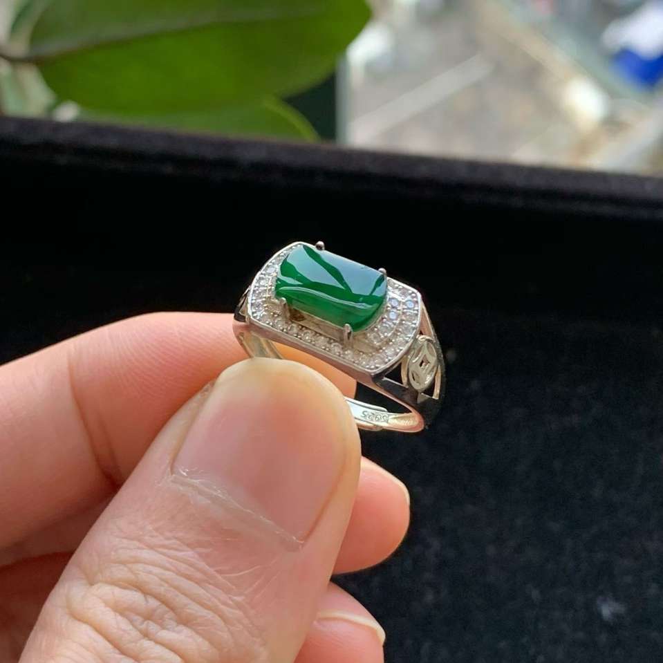 A货天然翡翠冰糯种925银满绿戒指活口重量2.99g
3月18日