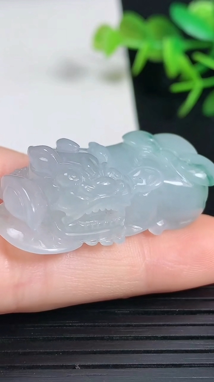 天然A货翡翠飘花霸王貔貅吊坠，尺寸38.2–18-12，重量:17.19g
3月18日