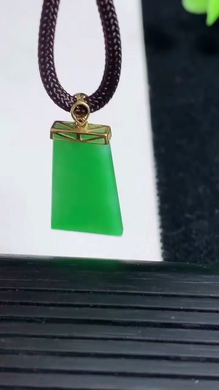 天然A货翡翠无事牌吊坠，尺寸21-12.5-2.3，重量:1.86g
3月18日