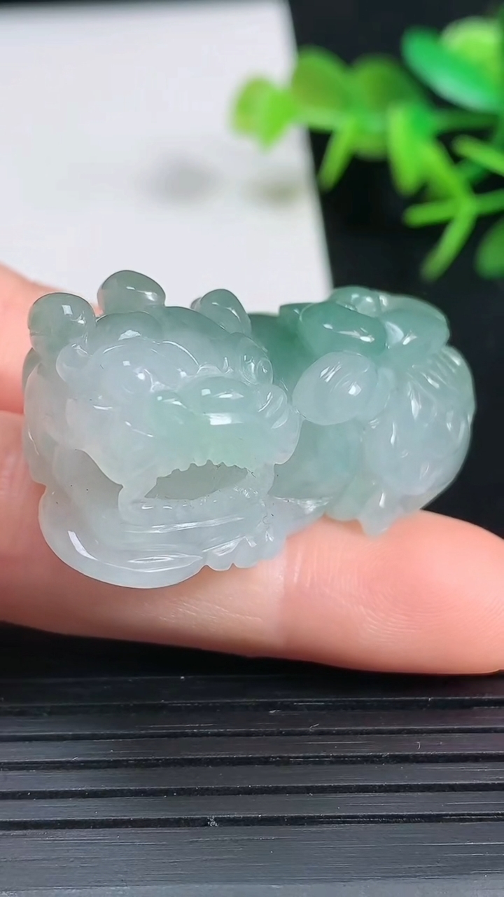 天然A货翡翠霸王貔貅吊坠，尺寸38.6-21.6-16，重量:24.06g
3月18日