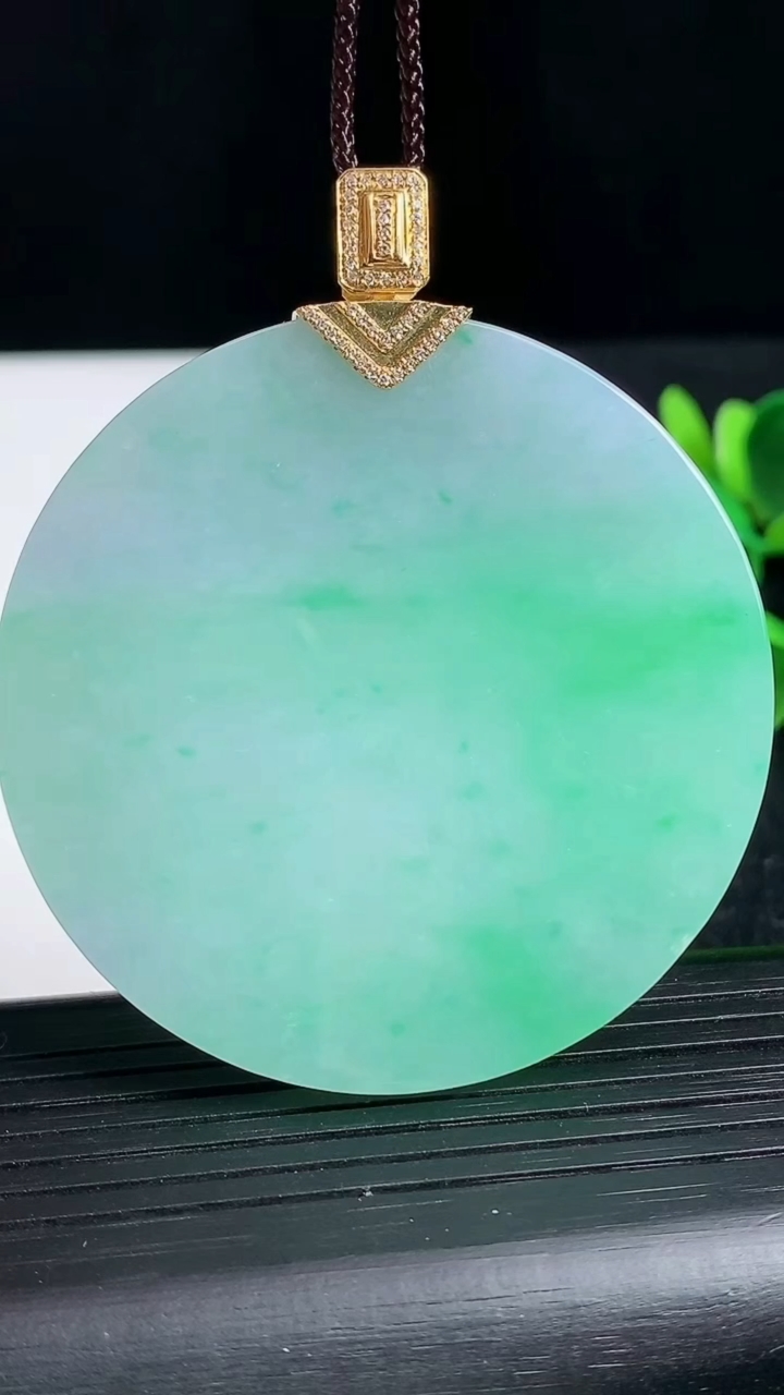 天然A货翡翠无事牌吊坠尺寸52.8-5.7重量:46.44g
3月18日