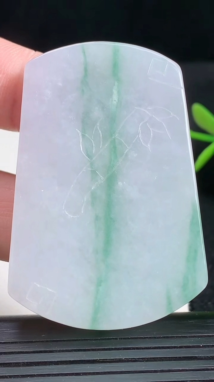 天然A货翡翠无事牌吊坠尺寸54.8-37.4-6.4重:36.00g
3月18日
555