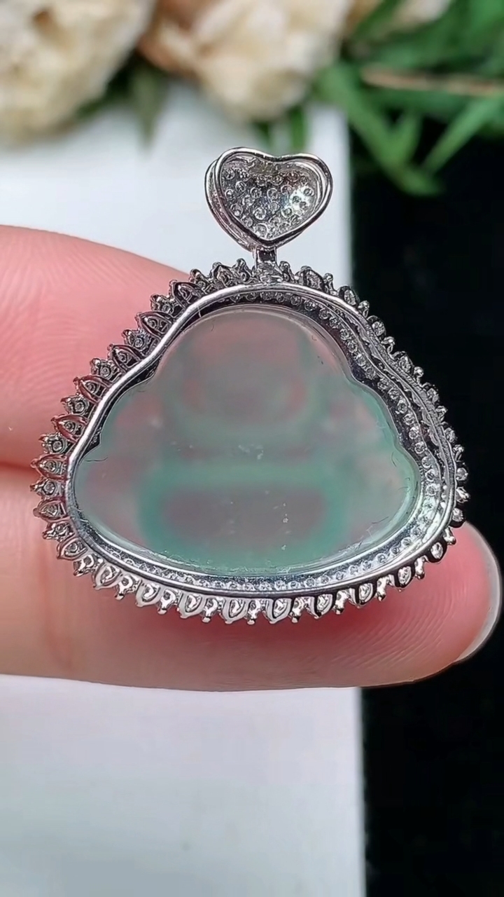 天然A货翡翠白冰佛公吊坠，尺寸24.4-23.2-9.7，裸石14.8-19
3月18日