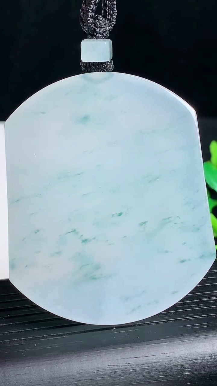 天然A货翡翠种飘花无事牌吊坠尺寸56.9-47.3-6.5重量:54.15g
3月18日