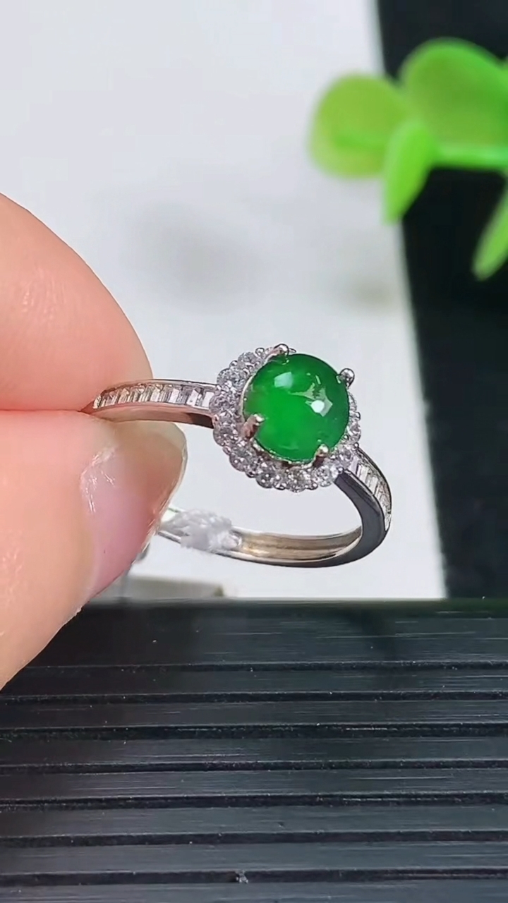 天然A货翡翠蛋面戒指尺寸17.5-8.2-7.6裸石5.4-5.5重量:1.83g2026年3月18日
工厂直销收藏佳品,种好水足，色泽均匀，有种有色，上手高大气！