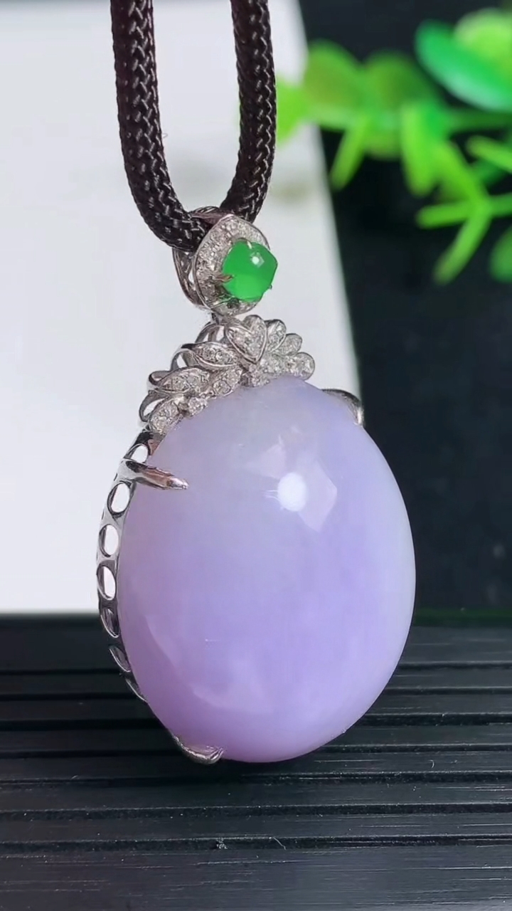 天然A货翡翠18k金紫罗兰蛋面吊坠，尺寸39-23-12.5裸石29.5-23，重量:14.91g
3月18日