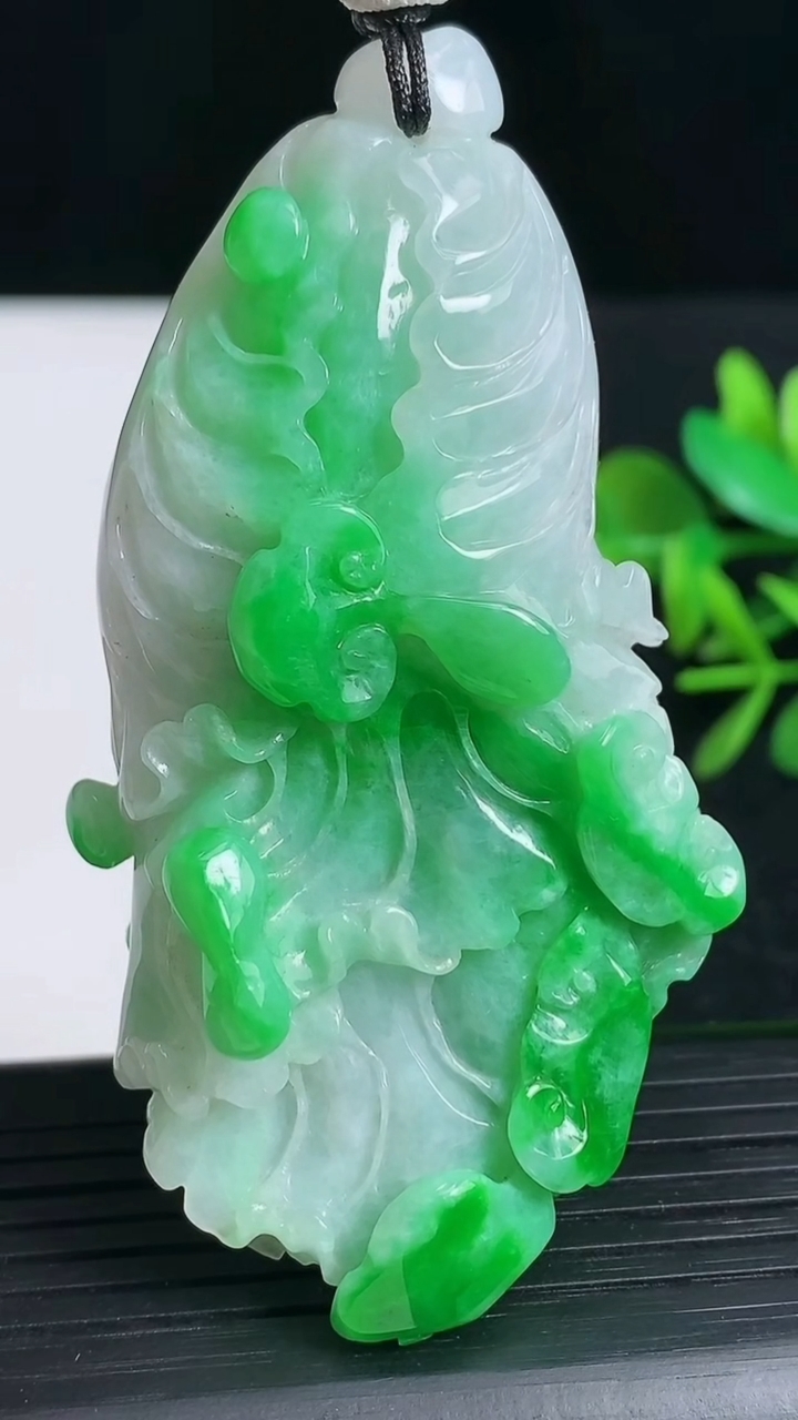 天然A货翡翠白菜吊坠尺寸70.7-38.5-22重量:67.09g
3月18日